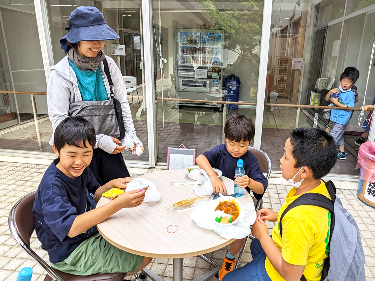 みんなで食べるごはんは美味しいね