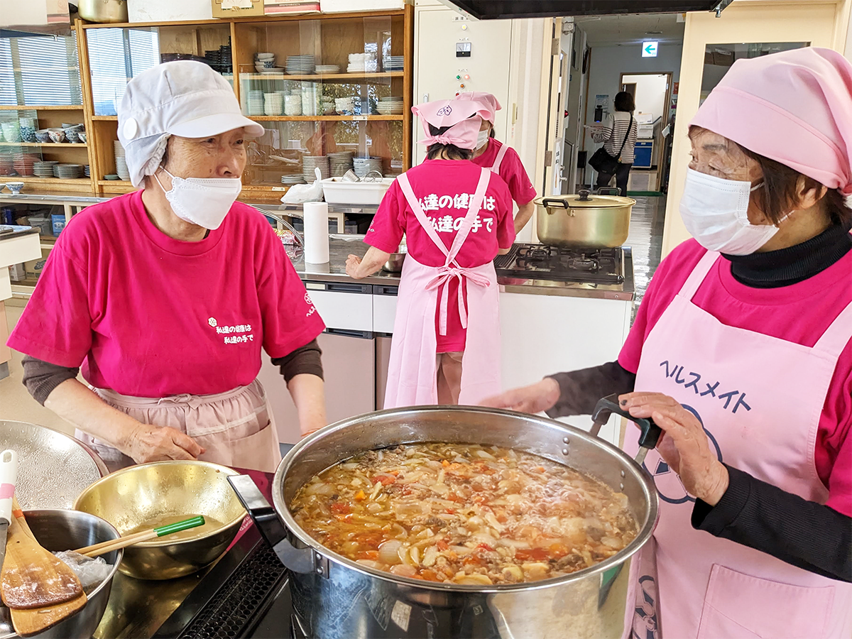 「食進会 日の里支部」はカレー150食の調理に大忙し！