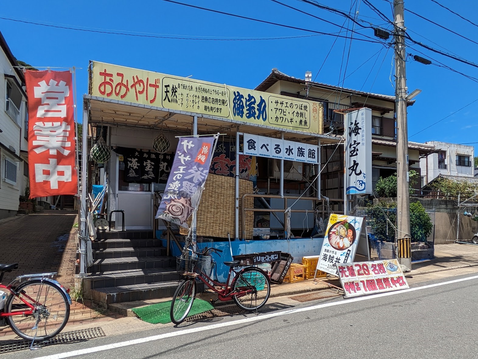 SNSでも話題のお店。この日もお客さんで満員でした！