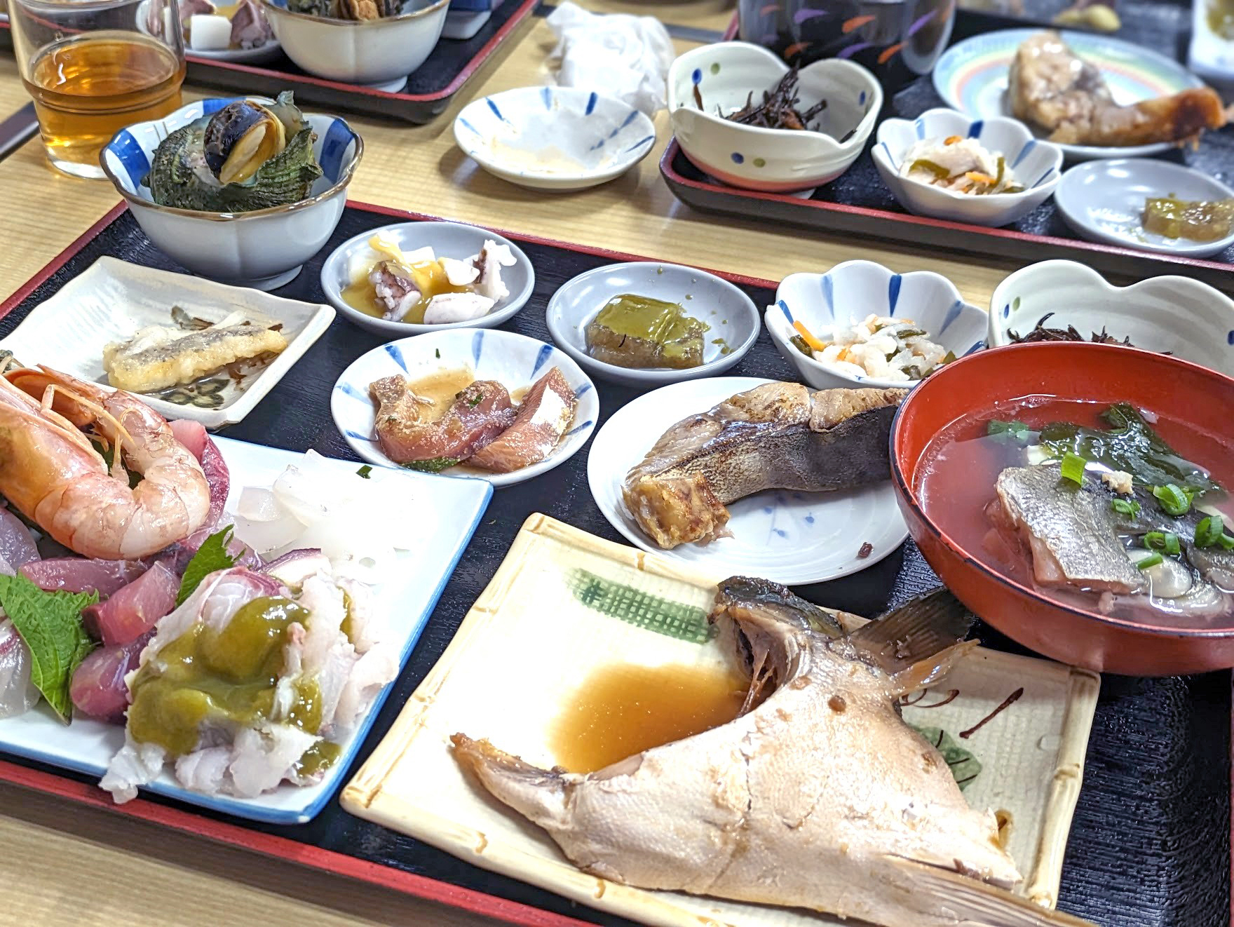 大ボリュームの「刺身定食」！小学校2年の下の子と分けて食べてちょうどよかったです