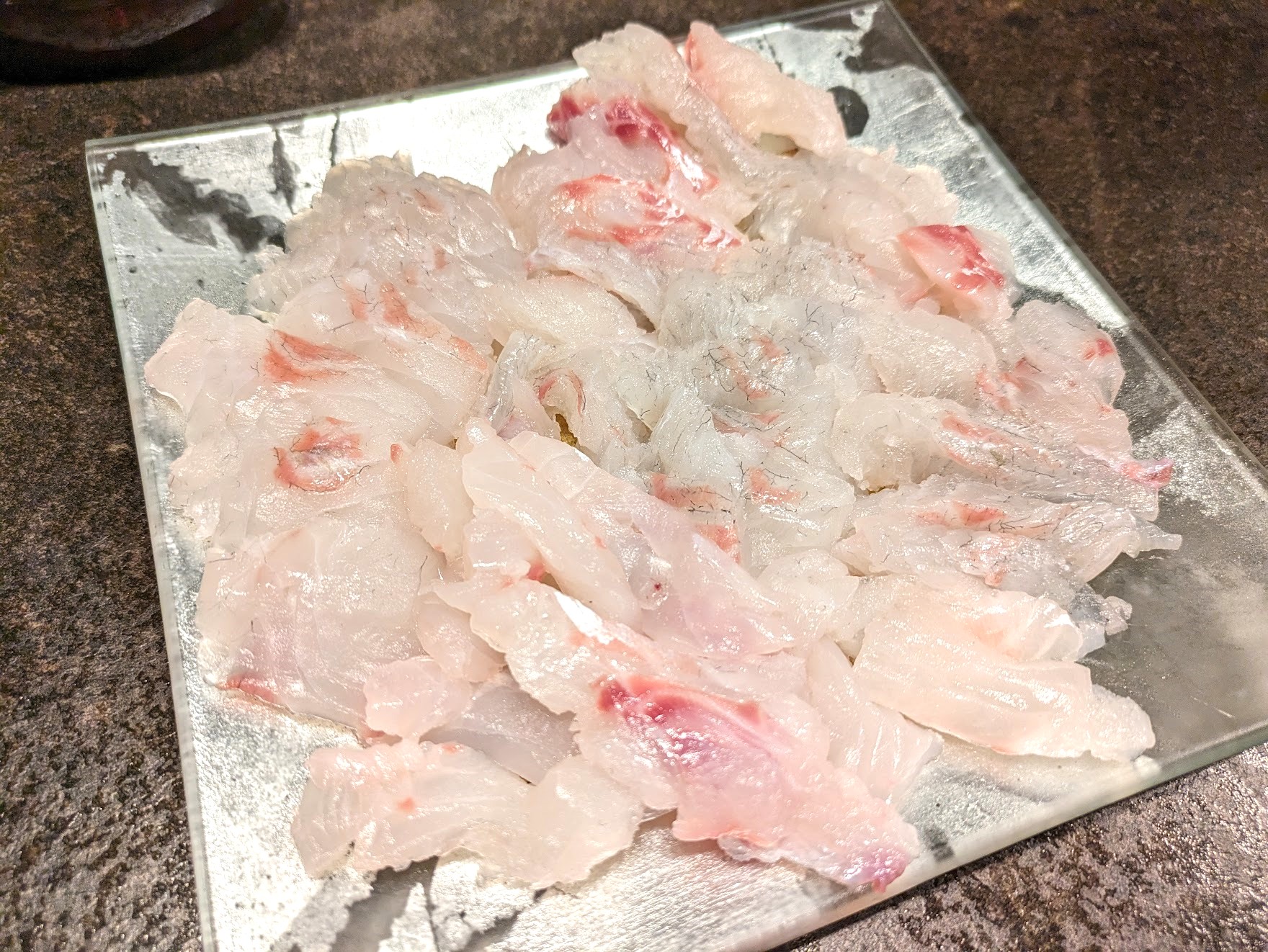 お土産に持ち帰った鯛を刺身に！新鮮で身がしまっています