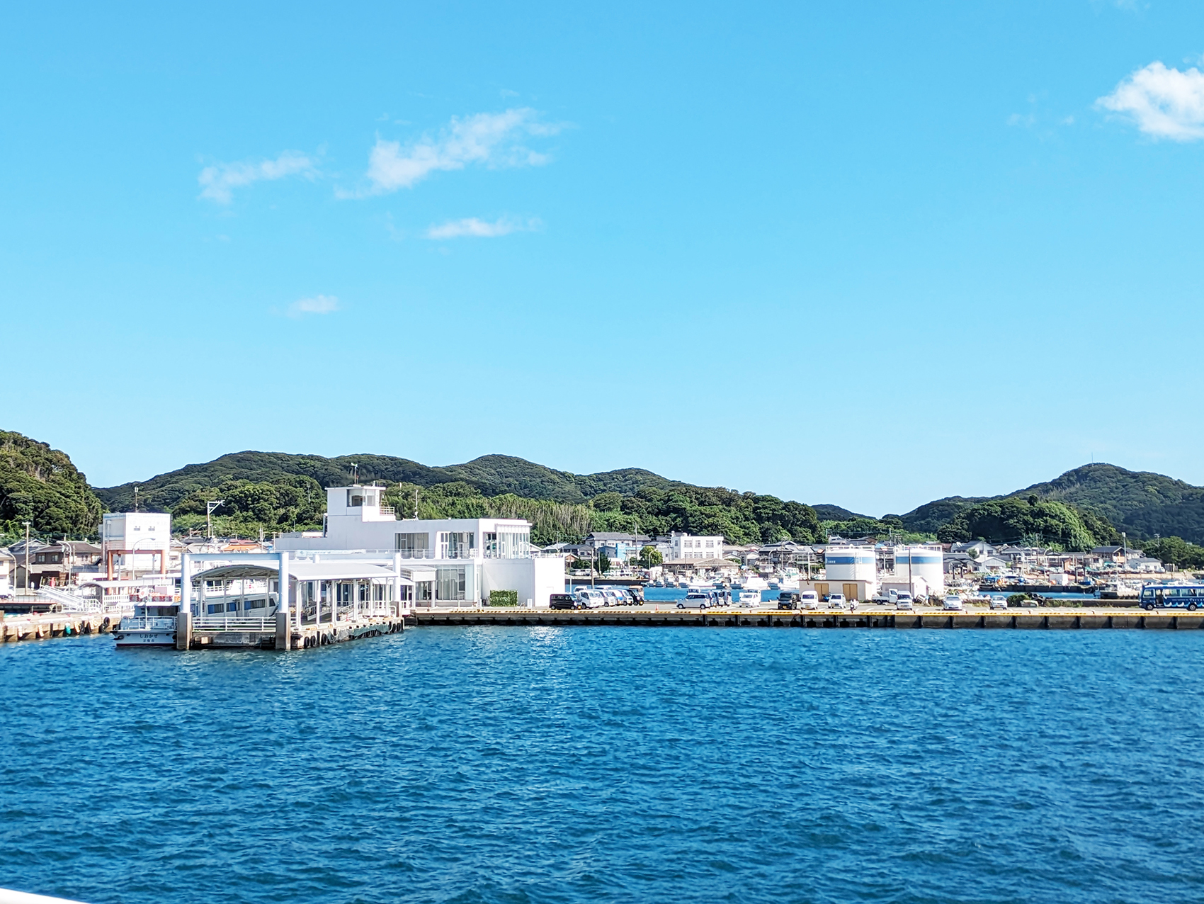 大島の港が見えてきました！どんな旅が始まるかな？