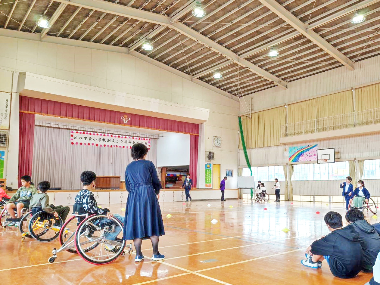 6年生は車いすに乗ってパラバドミントンを体験