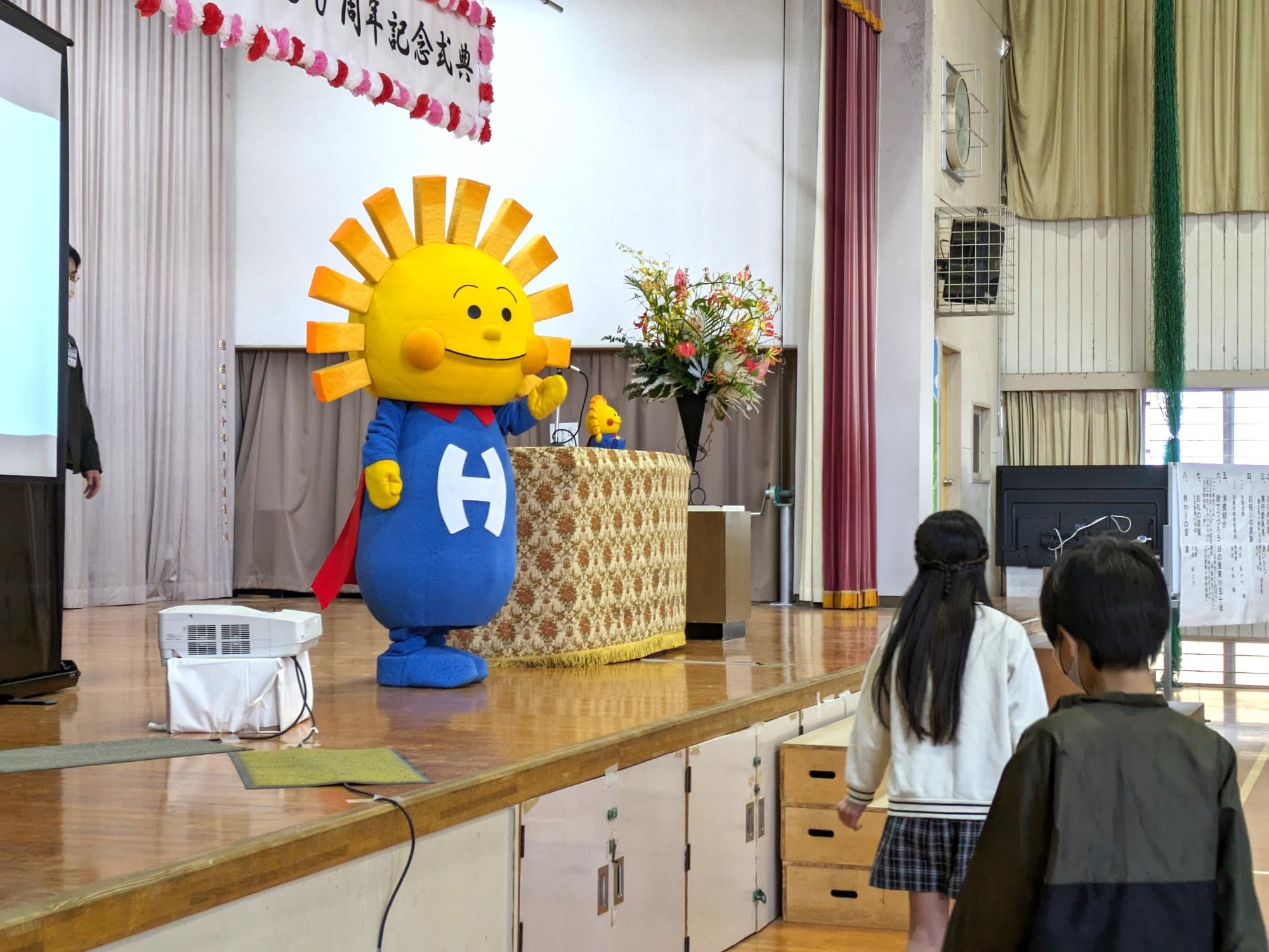 サプライズで日の里学園のキャラクター「ひのたん」が登場！