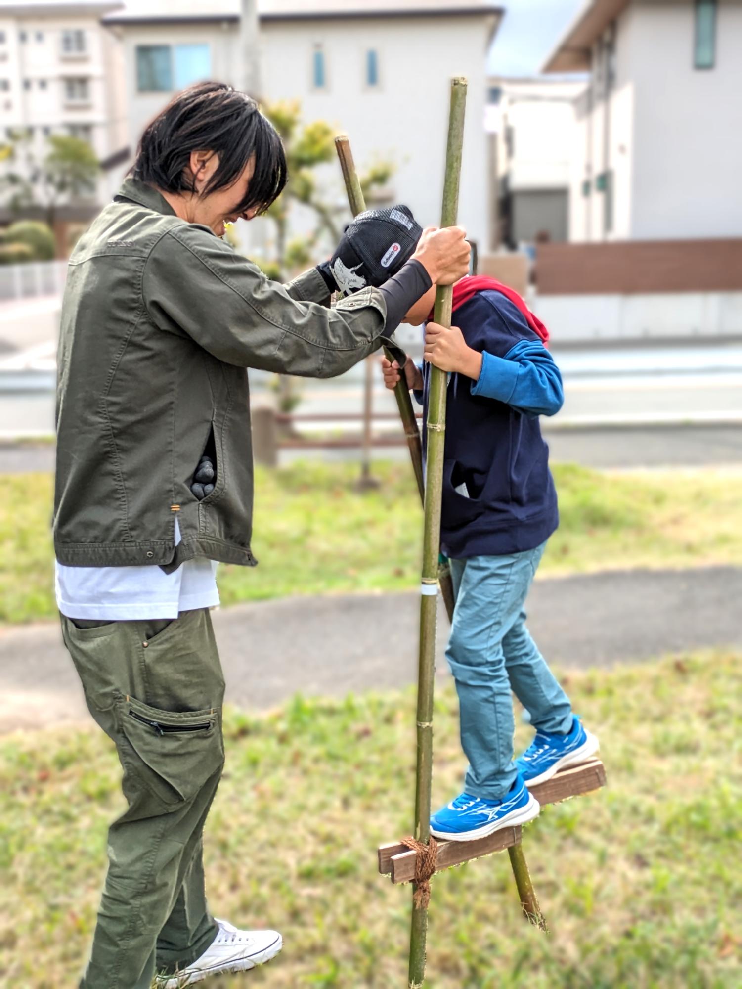 今の子どもたちにとって竹馬乗りは新鮮！