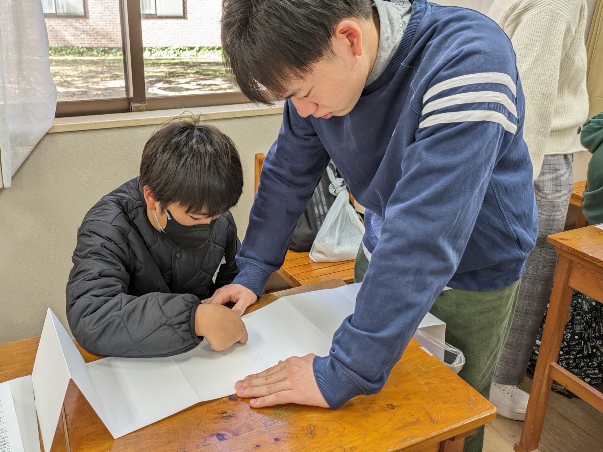 四つ切サイズの画用紙を縦半分でカット