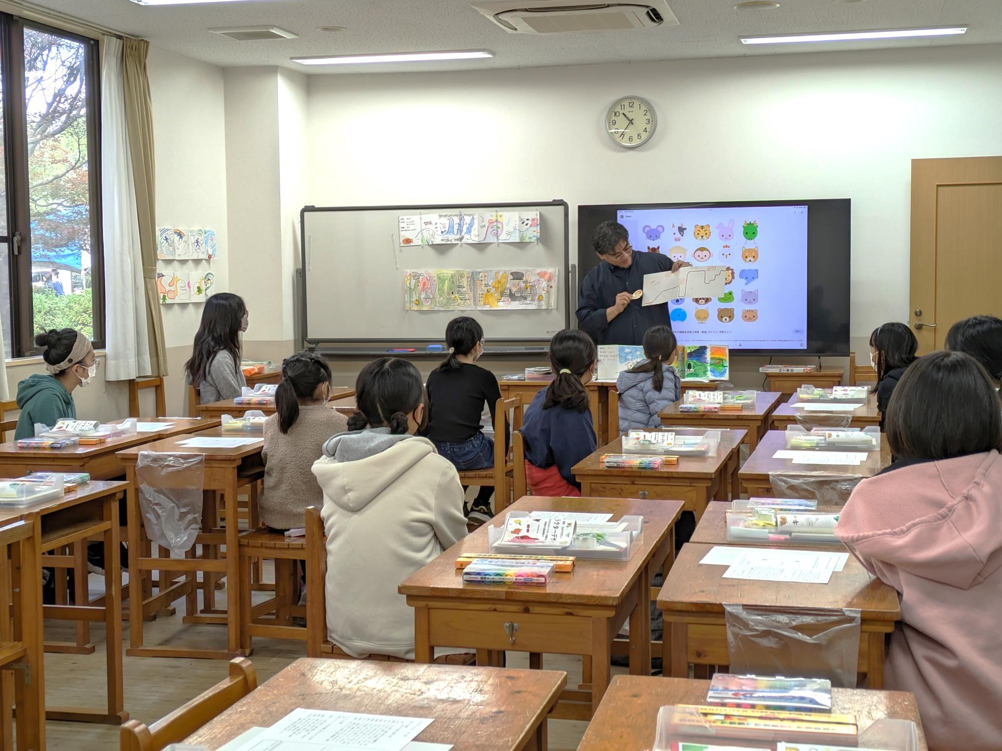 絵本作家コースの様子。11名の子どもたちが受講しました