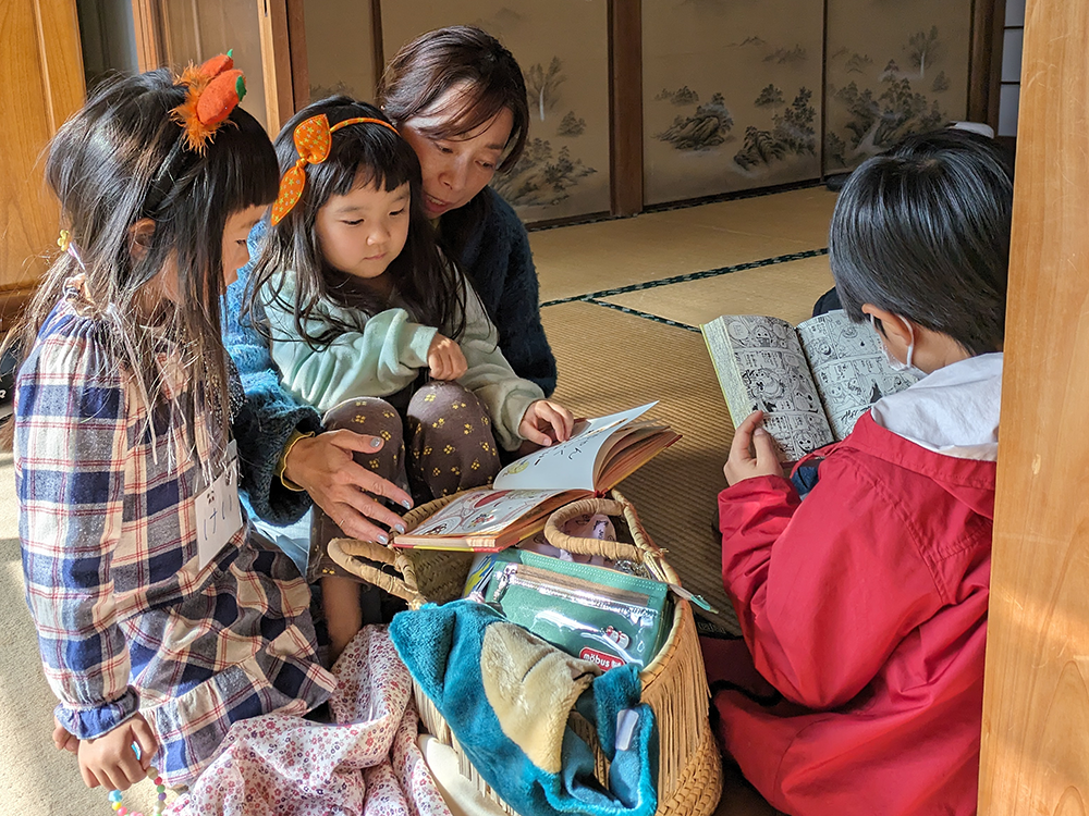 未就学の子どもたちは絵本を楽しんでいました