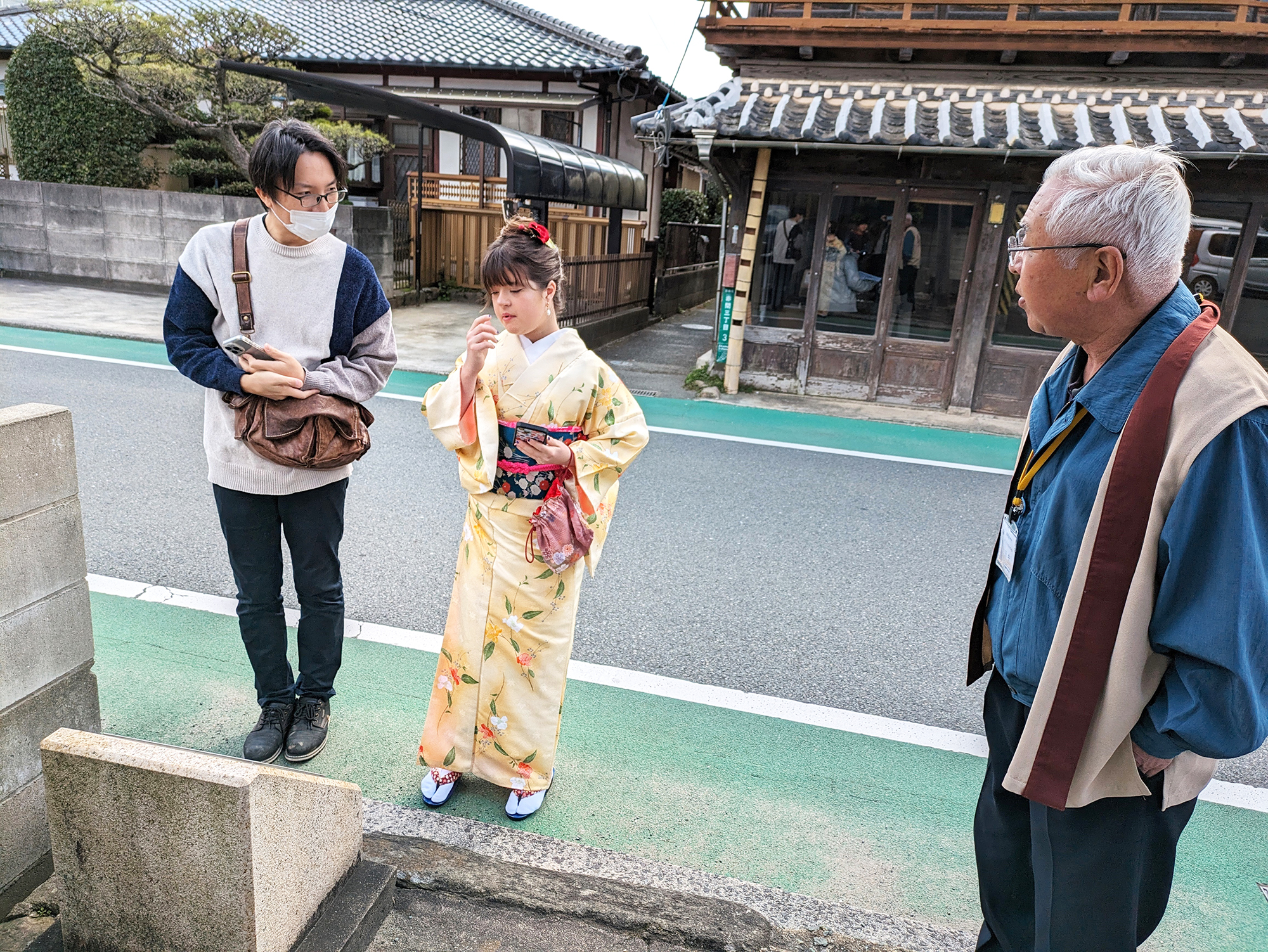 ガイドさんの説明をスマホの翻訳アプリを駆使してナタリーさんに伝えます