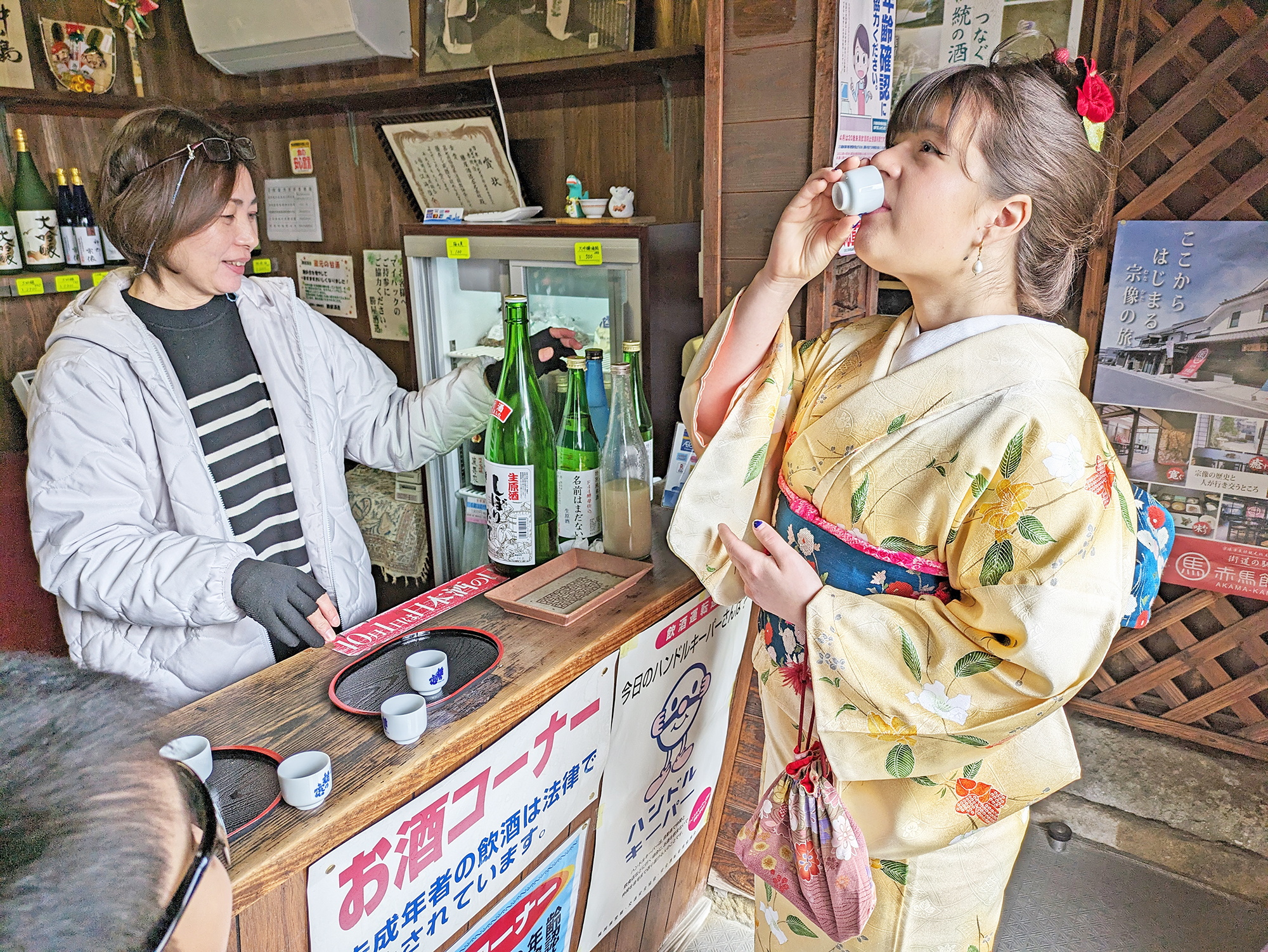 日本酒の飲み比べも体験！とても気に入ってくれたようで、お気に入りの1本をプレゼントしました