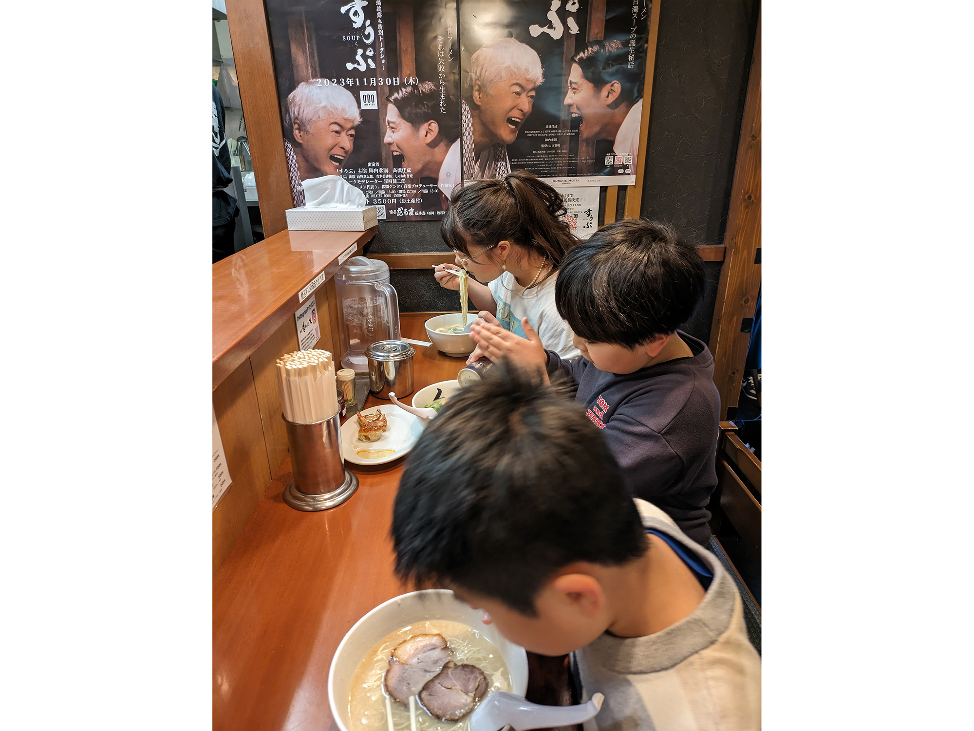 私たちは豚骨ラーメンをチョイス！ナタリーさんも「おいしい！」と喜んでいました