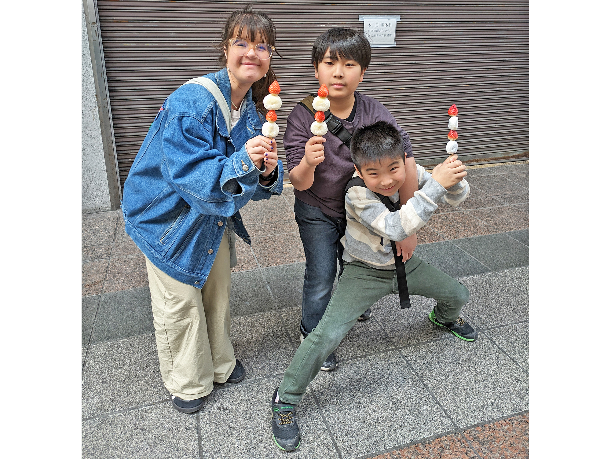 川端通商店街では串に刺さったイチゴ大福を食べました！