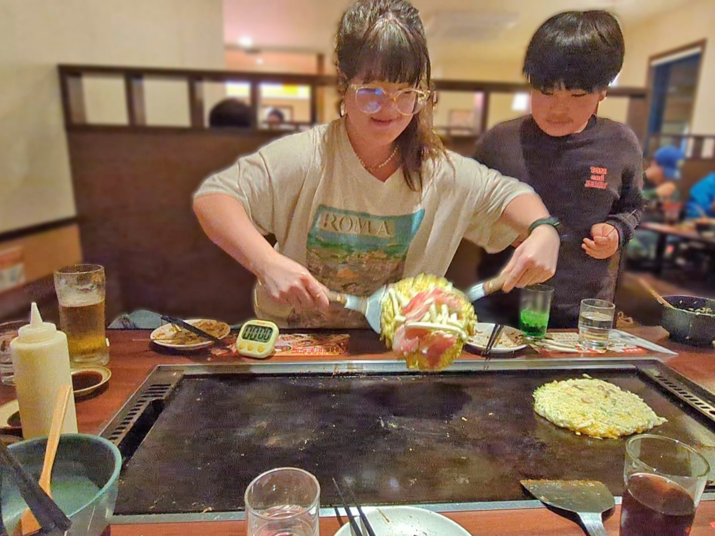 初めてのお好み焼き作りに挑戦！ひっくり返すのがとても上手です