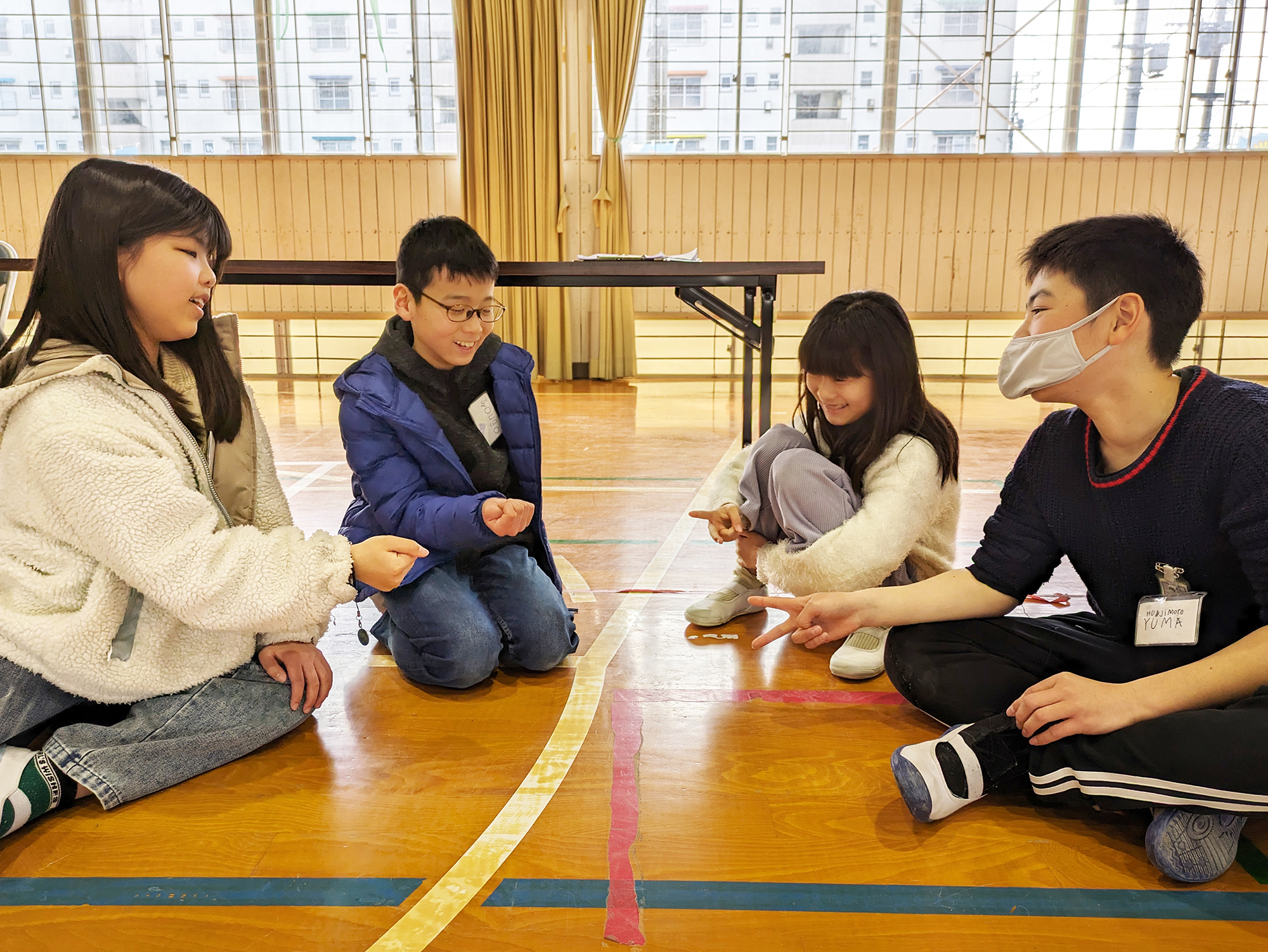 待ち時間に英語でジャンケンを。子どもたちの間に英語が自然と溶け込んでいるようです