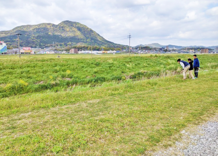 城山に圧倒されるこどもたち