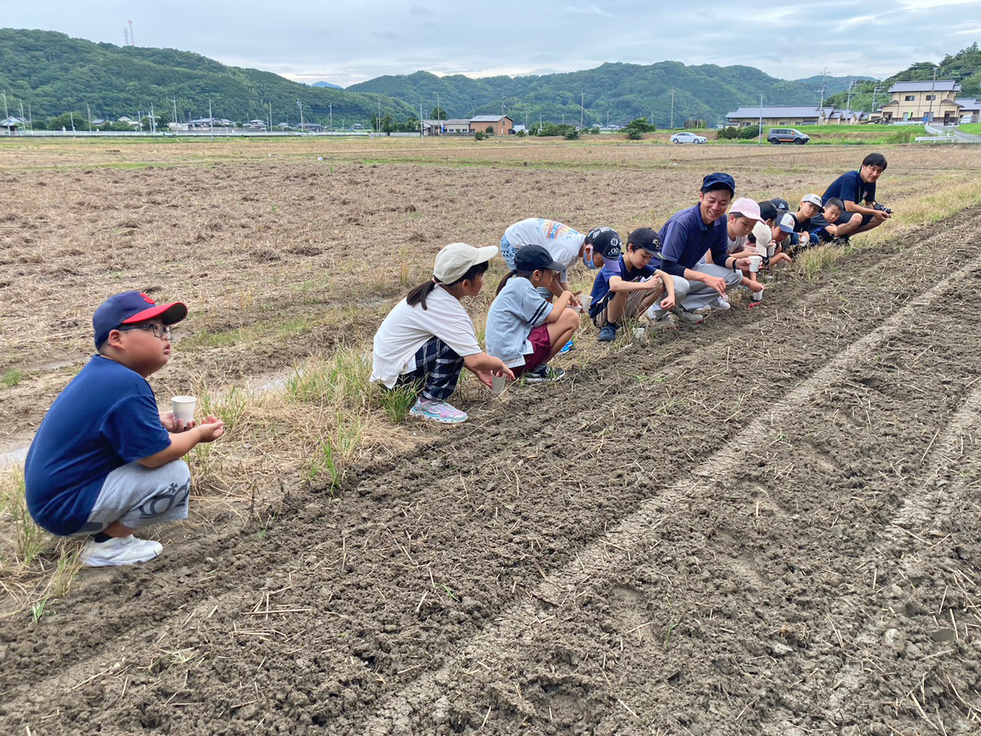 和やかな雰囲気の中、作業を進めます