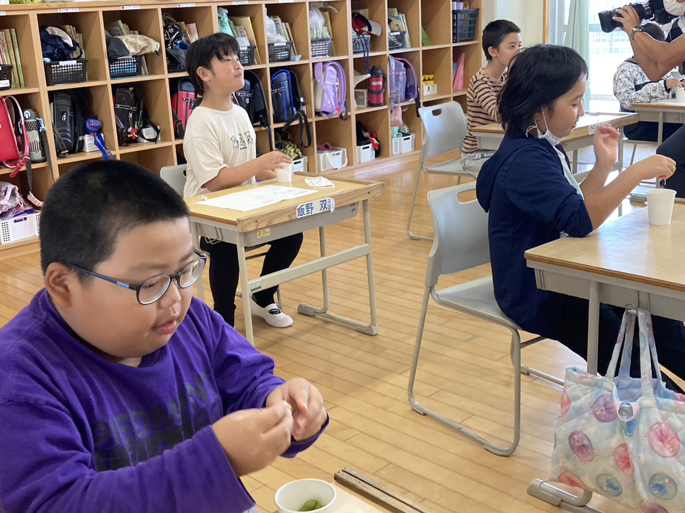 夢中で枝豆を食べる子どもたち