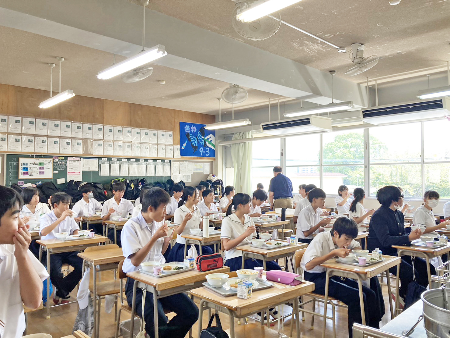 教室に楽しい雰囲気が広がっています