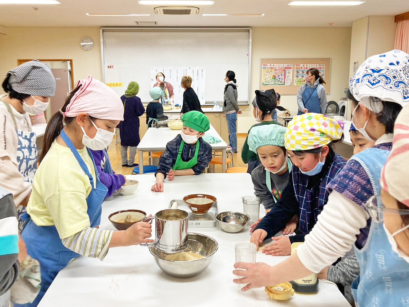 出来立てのきな粉に興味津々