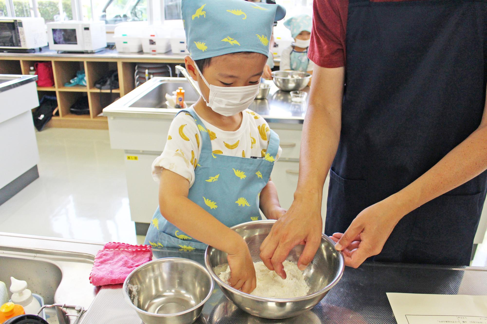 生地が手についても気にせず、はじめは控えめだった手つきも徐々に大胆に！