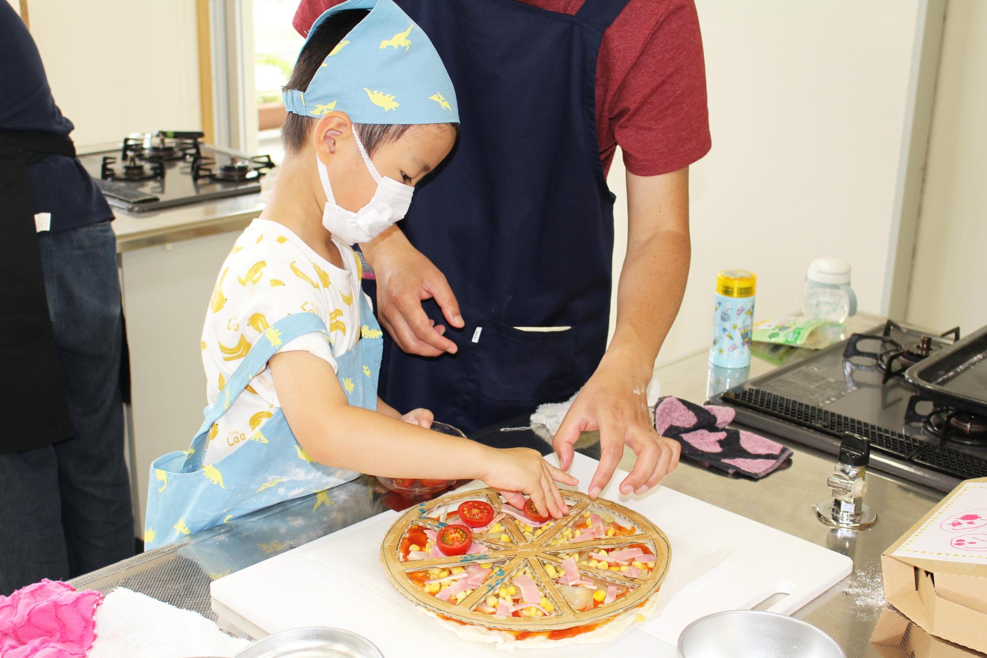 手作りの型に合わせてトッピング