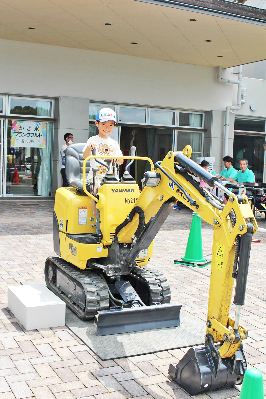 ショベルカーに乗って触れる！良い笑顔です