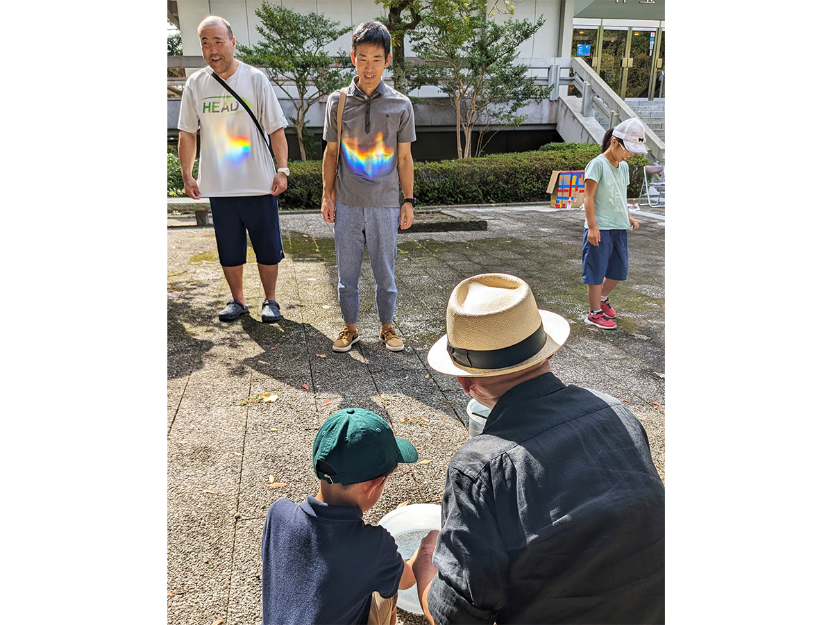 先生に手伝ってもらい、お父さんのTシャツに虹を映し出すことができました