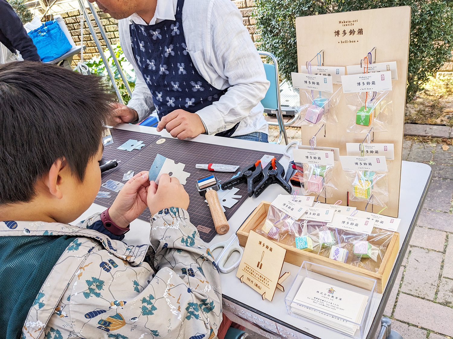 カラフルで上品な鈴箱が目を引きます