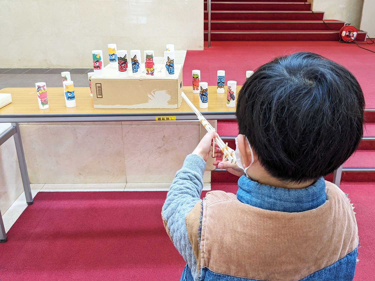 トイレットペーパーの芯で出来た鬼の的を狙います