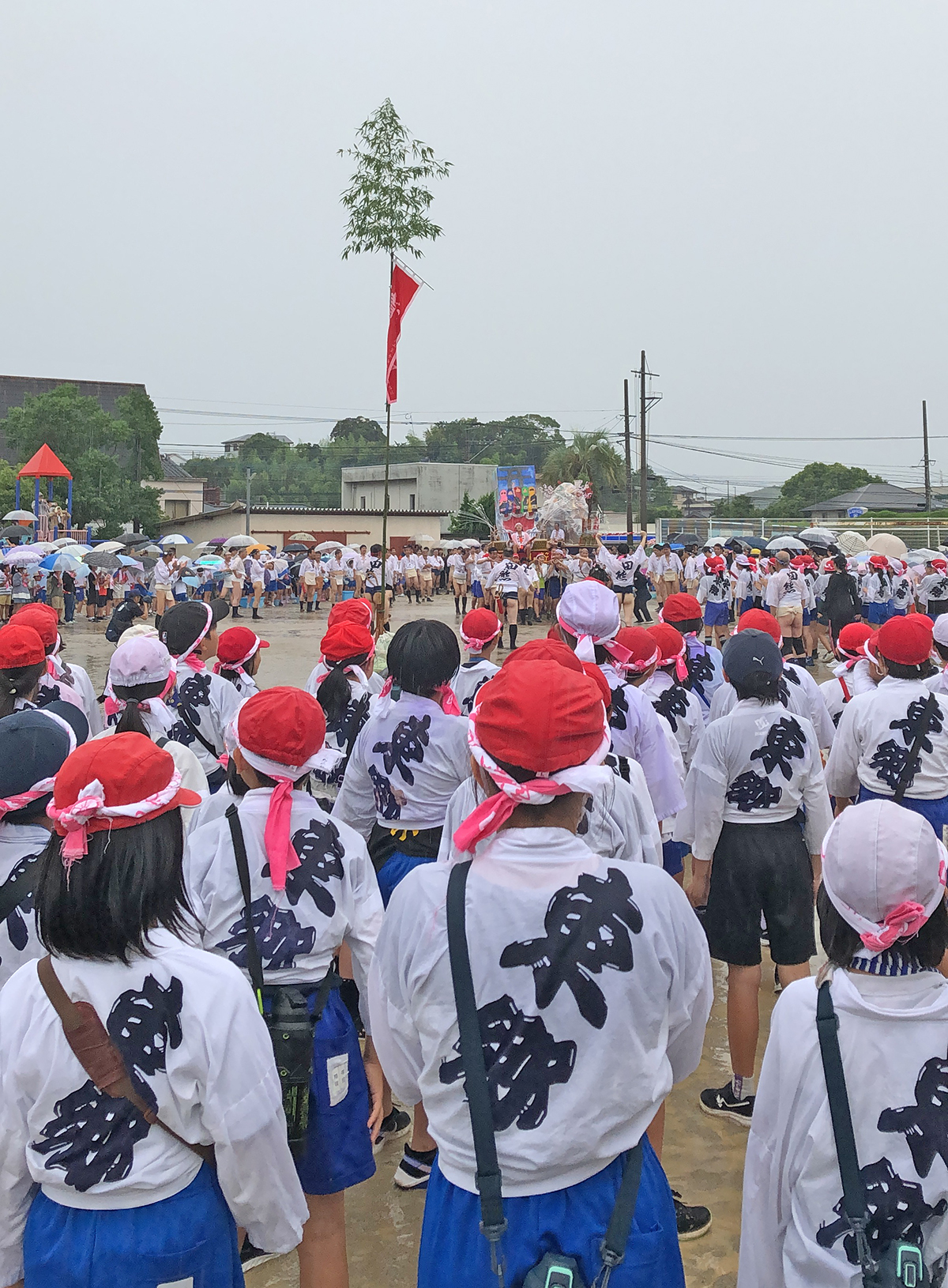 田熊山笠の衣装に身を包む東郷小の生徒たち