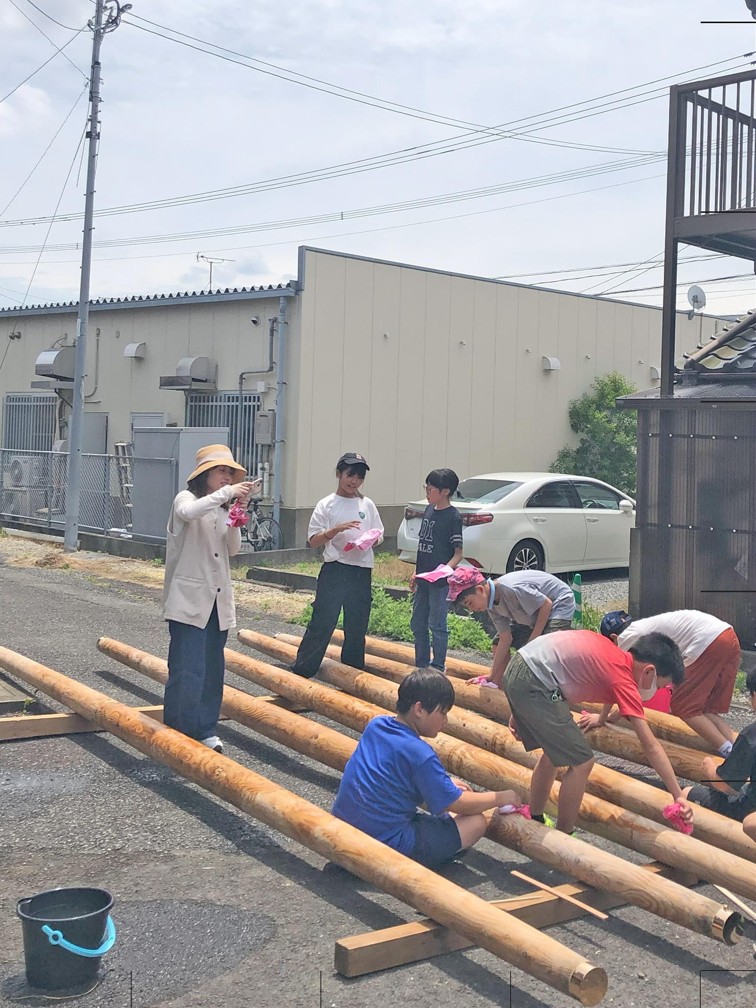 棒洗いをする東郷小学校の生徒たち