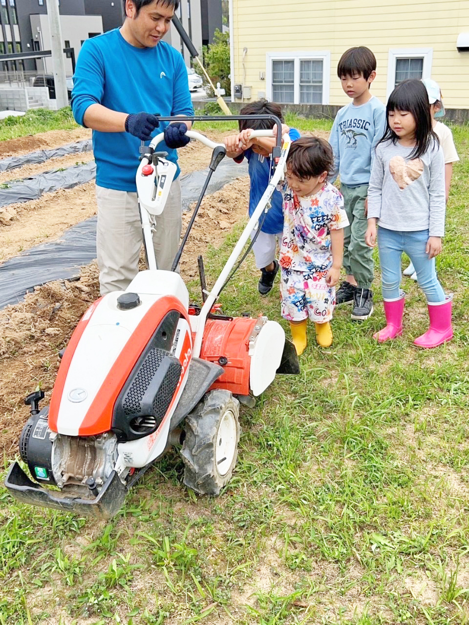 畝を追加するために機械で畑を耕す様子