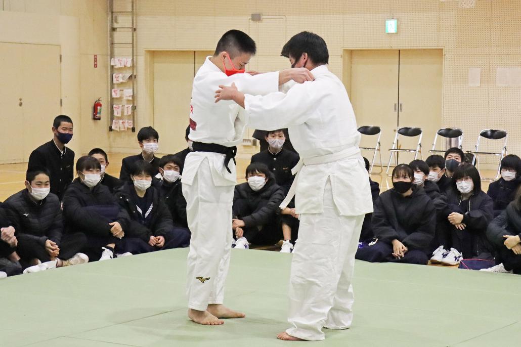 近距離でお互いに軽く握った状態から始まります