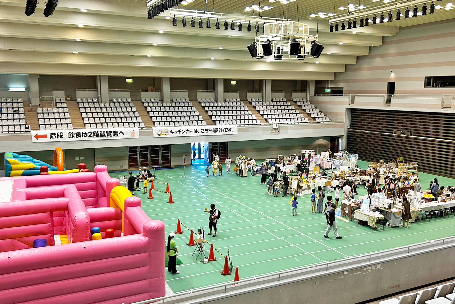 広いイベントホールにふわふわ遊具やマルシェが並びます