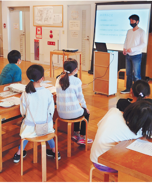 ゼロカーボンの全体像を学ぶ子どもたち