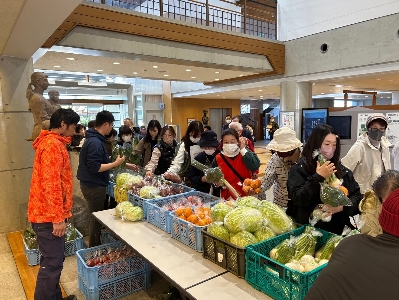 野菜くだものを求めて大行列ができていました