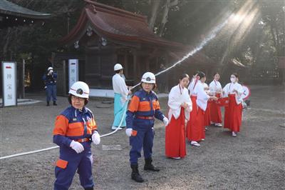 宗像大社自衛消防隊・宗像市消防団員（女性班）による放水及びバケツリレーの様子