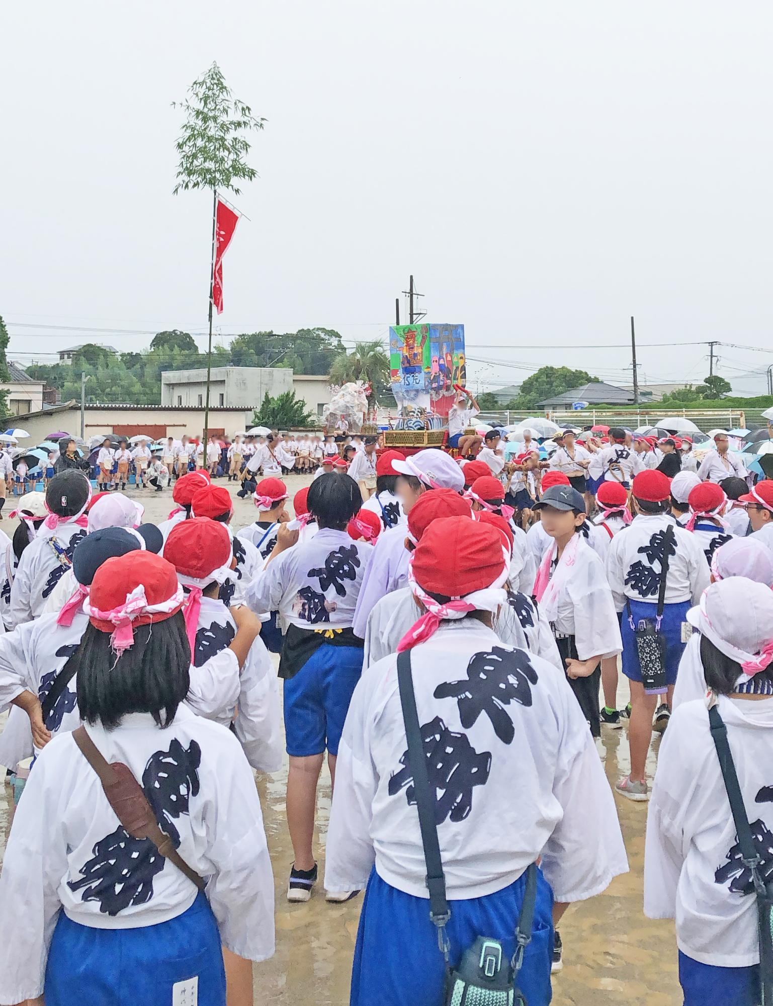 東郷小学校生徒の待つ運動場