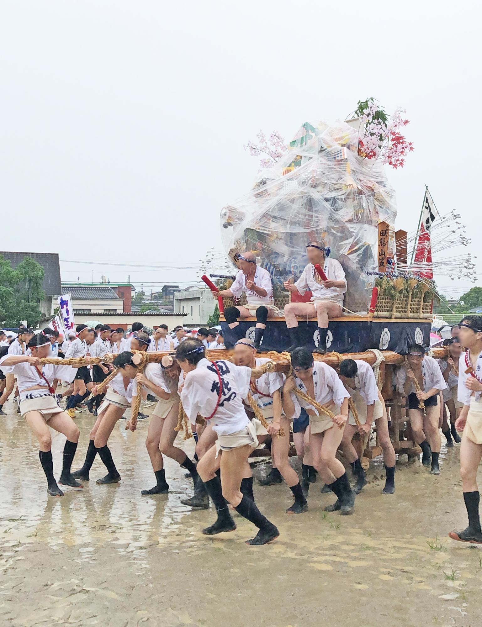 雨の中の追い山