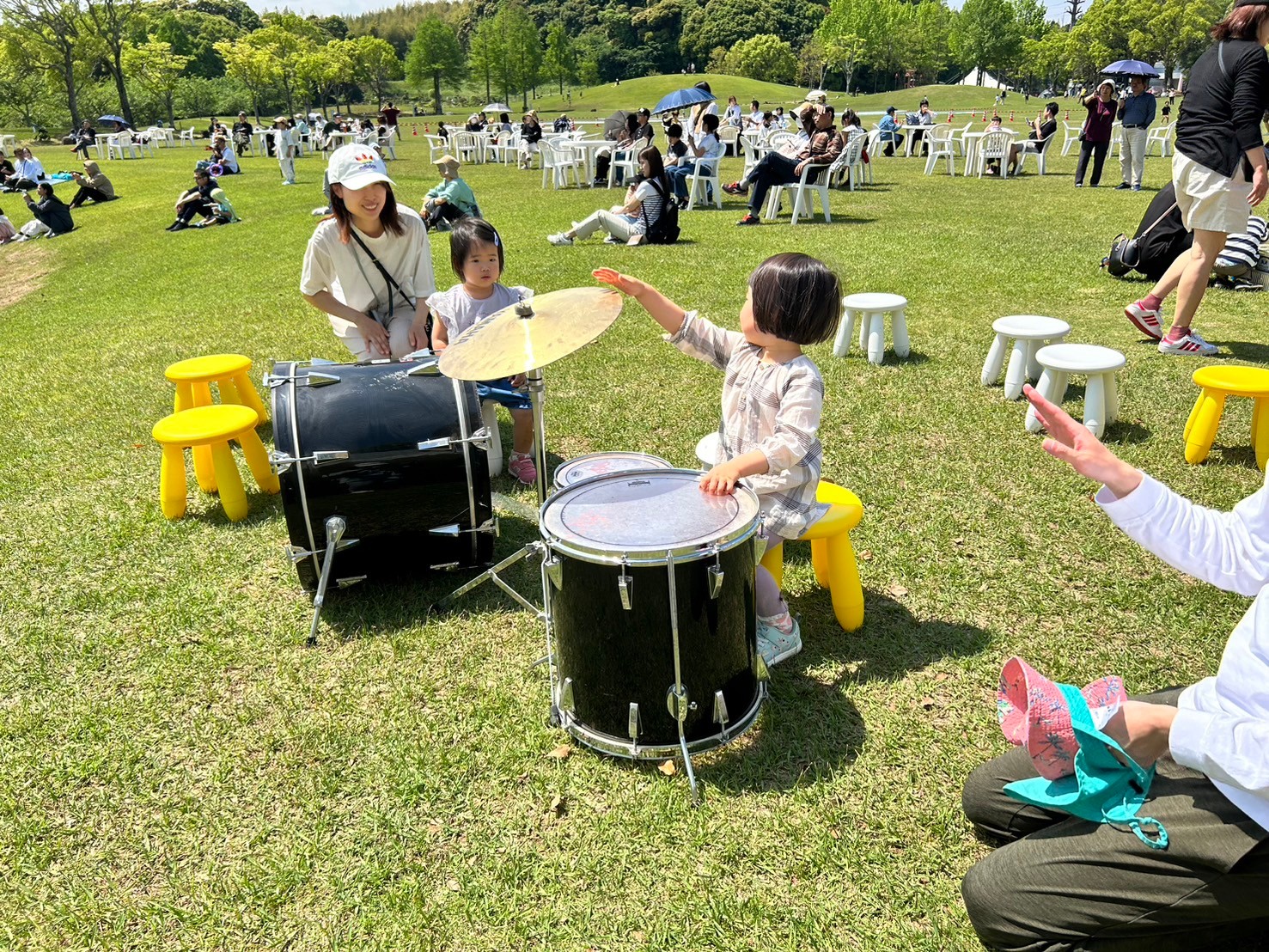 ドラムセットで遊ぶ親子