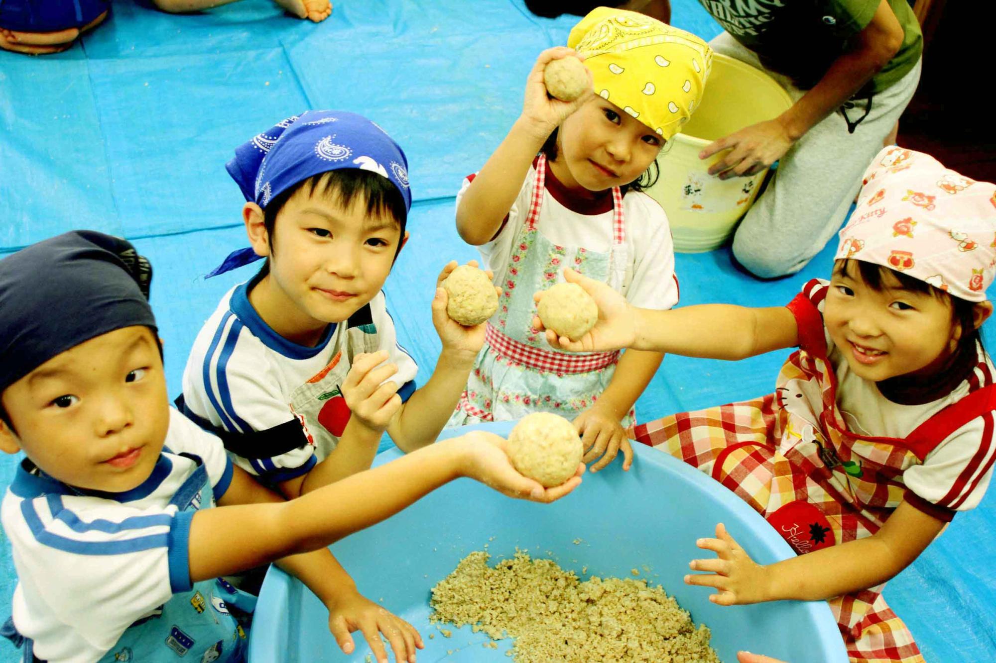 高取保育園での味噌づくりの様子