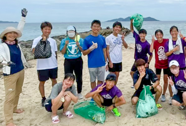 海岸清掃に取り組むメンバー