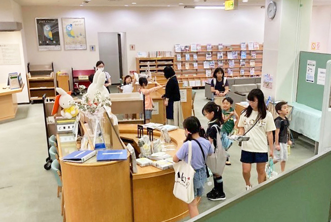 夜の図書館はワクワクでいっぱい