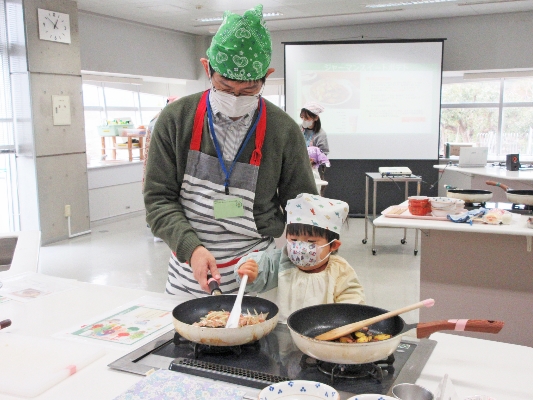 親子向けサラダ教室の様子